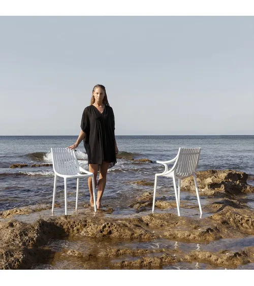 Silla Ibiza de Vondom en acabado negro, imagen de estudio.