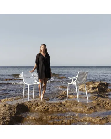 Silla Ibiza de Vondom en unas rocas del mar meditarraneo.