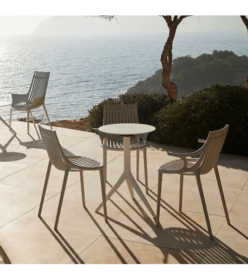 Silla Ibiza de Vondom en acabado negro, imagen de estudio.