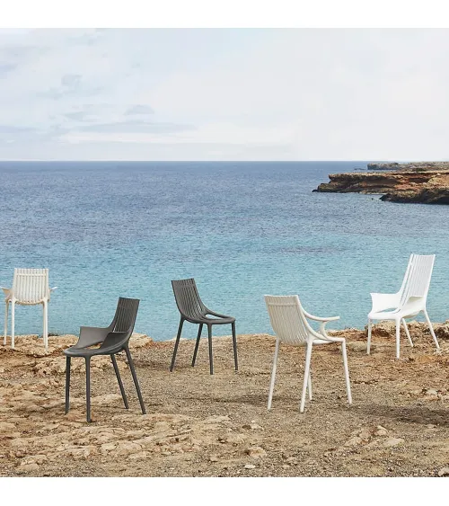 Silla Ibiza de Vondom en acabado negro, imagen de estudio.