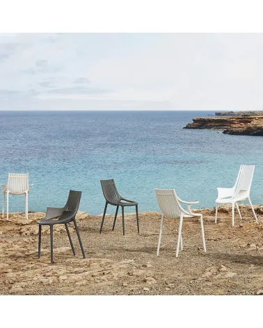 Colección Ibiza de Vondom, en diversos acabados, en unas rocas del mediterráneo.