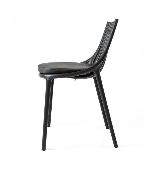 Silla Ibiza de Vondom en acabado negro, imagen de estudio.