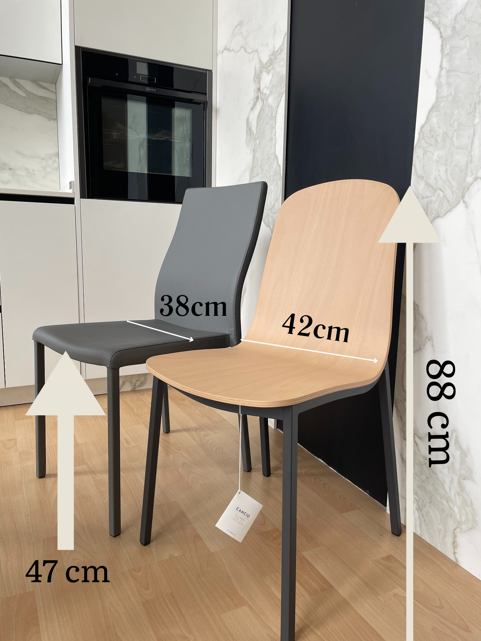 Comparación de las medidas de dos sillas de cocina, una de la marca cancio (más baja) y otra de importación (más alta)