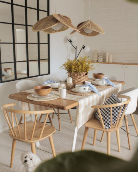 Comedor de estilo nórdico, con 6 sillas en color madera y una mesa de este mismo material