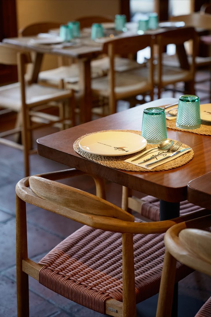 Conjunto de silla y mesa en un local de hosteleria