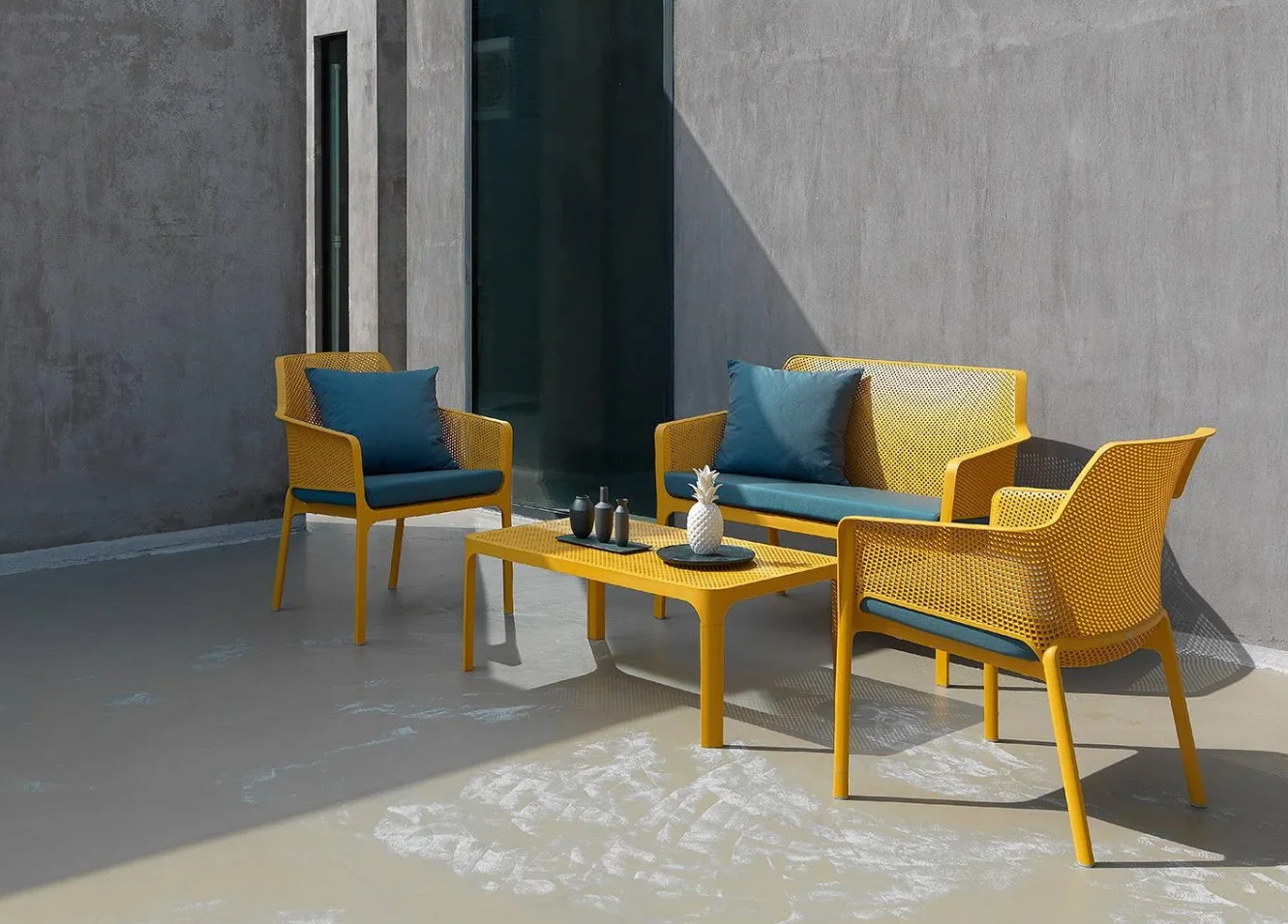 Colección Net Nardi, inlcuye el Net Bench y el Sillón Net Relax, ambos en acabado Senape