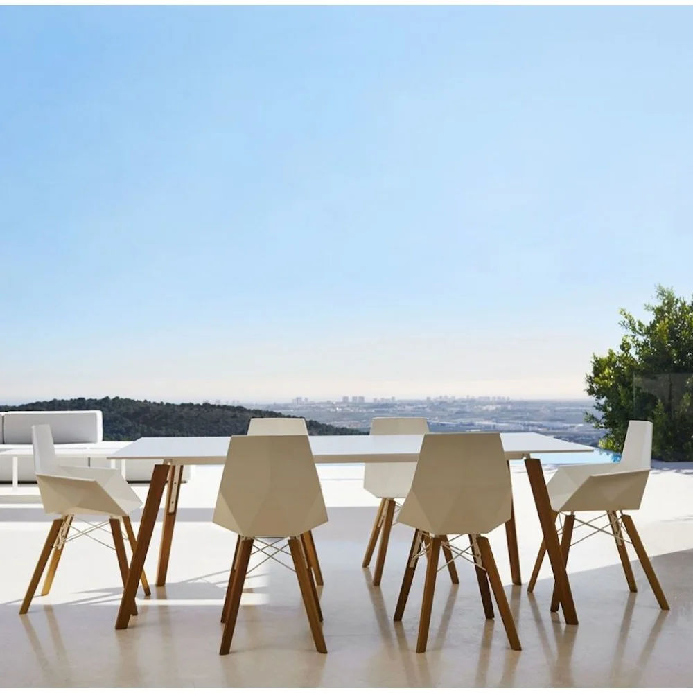 Sillas y Mesa de la colección Vondom Faz con patas en madera