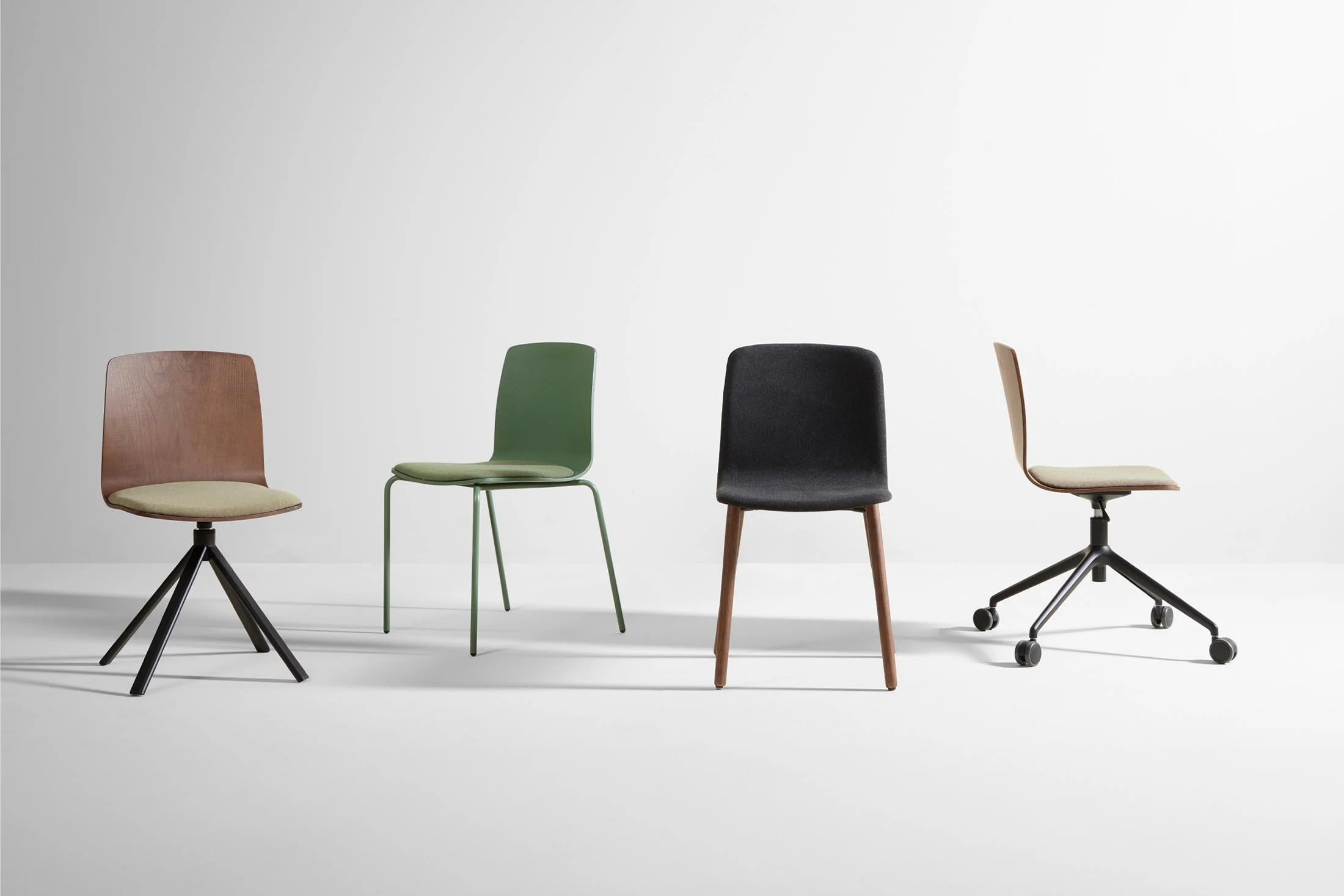 Sillas de la colección Altrio de Cancio en una gran variedad de formatos, con ruedas, pata madera, pata metal o en forma de aspa.