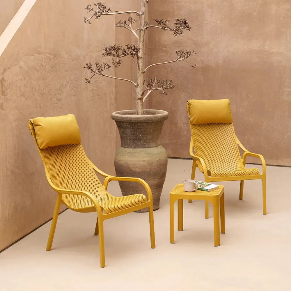 Mesa baja net 40 en un jardín con 2 sillones net lounge en color senape