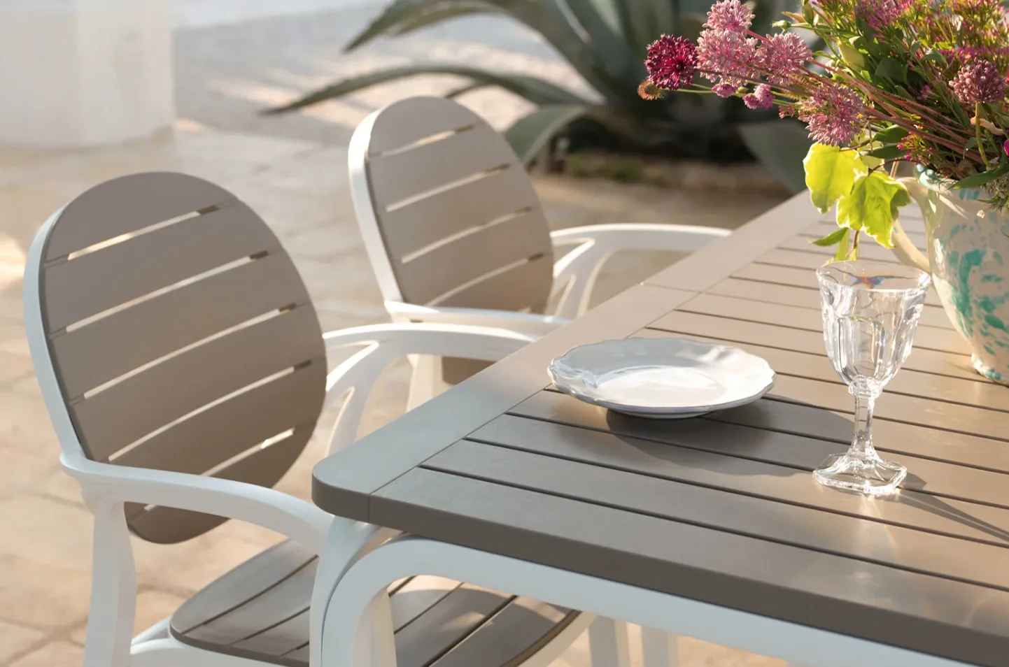 Mesa de comedor para exterior de la marca Nardi con sillas Palma de la misma marca