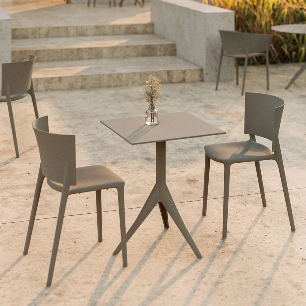 Silla Africa en polipropileno en una terraza de exterior