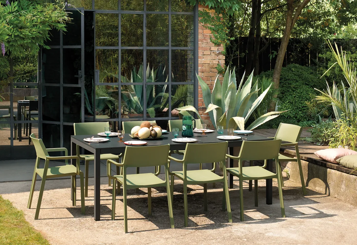 Silla Trill Armchair de Nardi en acabado agave con Mesa Rio, formando un comedor de exterior de diseño italiano