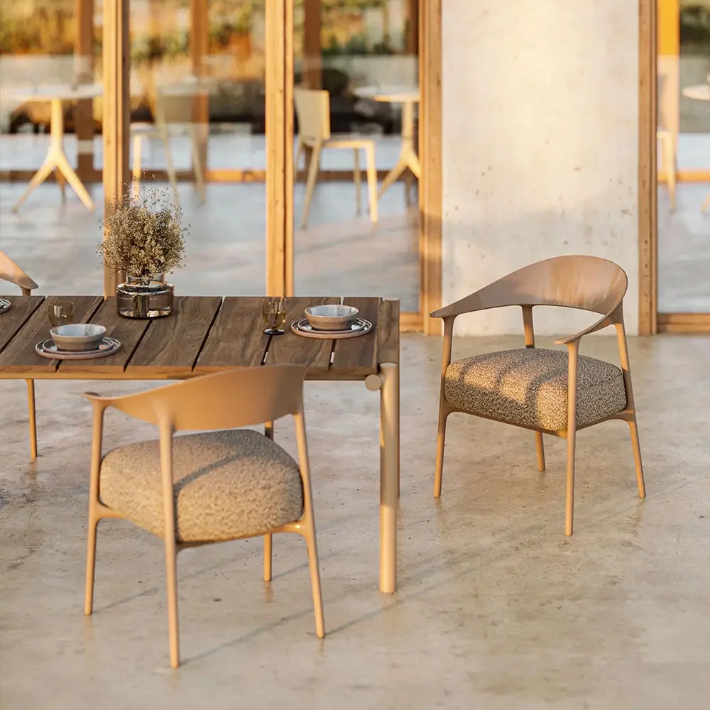 Sillón de la colección África Vondom en un comedor de exterior