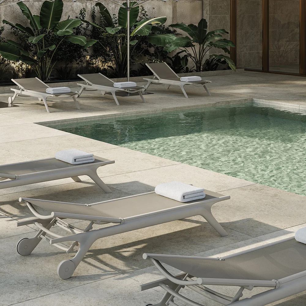 Tumbona África de Vondom en una elegante pisicina residencial
