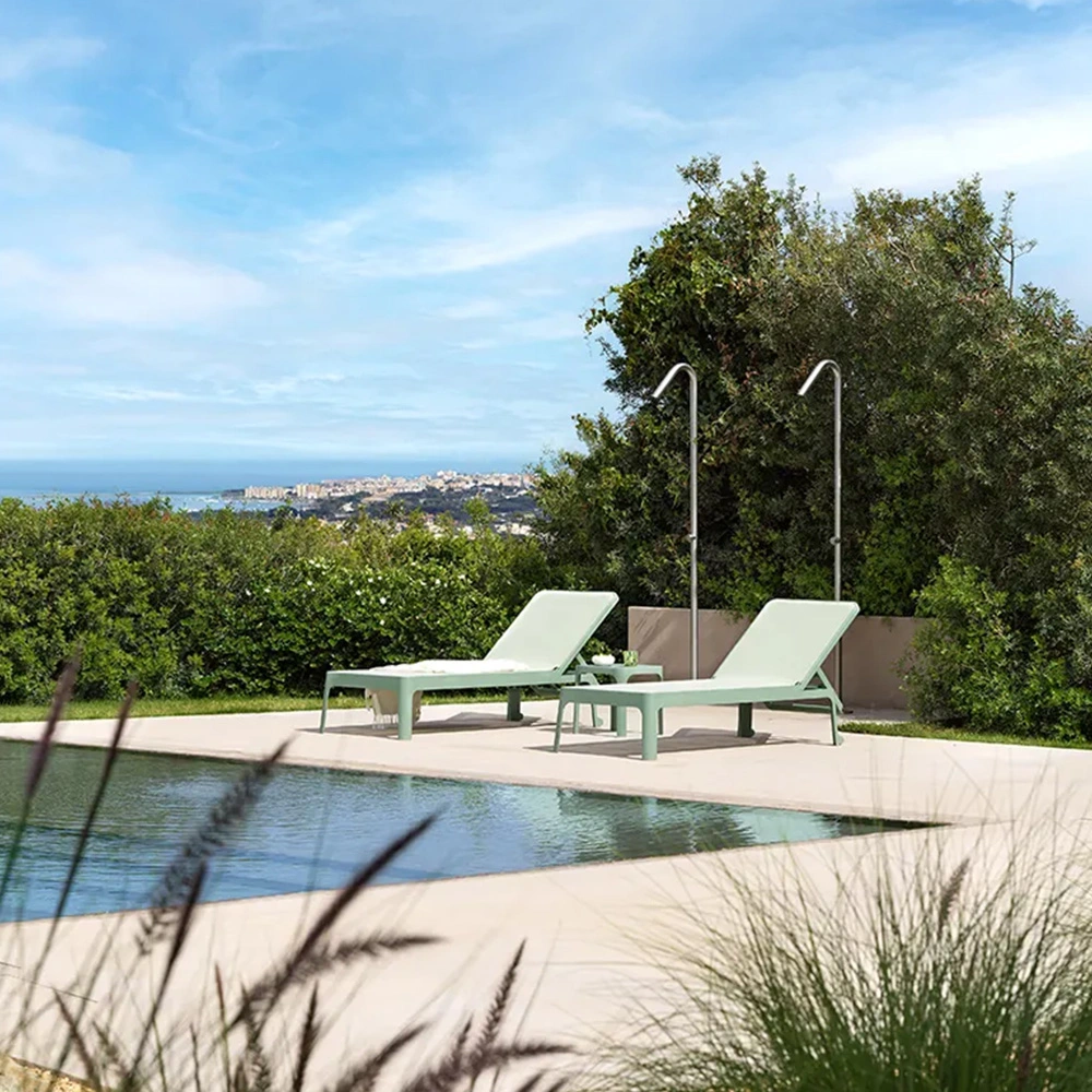 Dos tumbonas Plano de Nardi en una piscina residencial